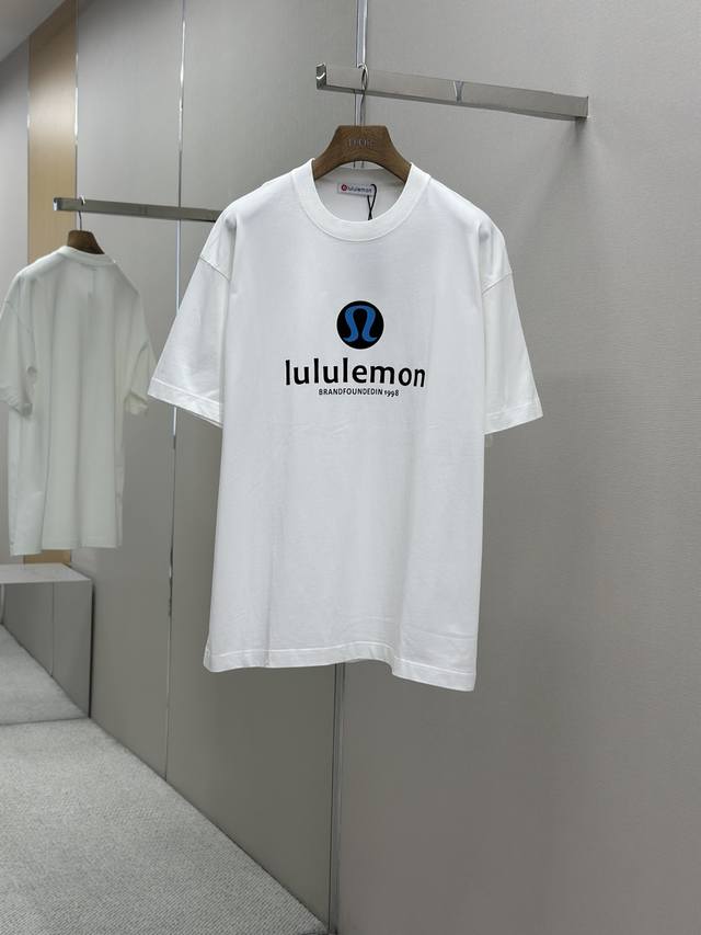 Lululemon 25Ss春夏新款首发专柜最新款短袖圆领T恤 高端订制 设计前卫时尚！品牌Logo重工艺设计 高端定制280高克重面料.手感柔软.穿着舒适.专