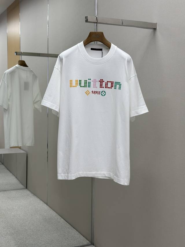 Lv 25Ss春夏新款首发专柜最新款短袖圆领T恤 高端订制 设计前卫时尚！品牌Logo重工艺设计 高端定制280高克重面料.手感柔软.穿着舒适.专柜级别精致车线