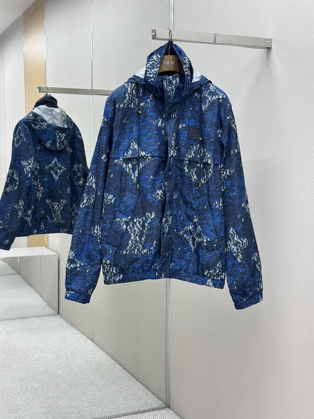 Louis Vuitton25Ss印花防风夹克 25300购入 采用高密度棉质府绸 内里采用锦缎府里布 布匹直喷 定位裁床 定制1：1章仔 定制1：1链条 定制