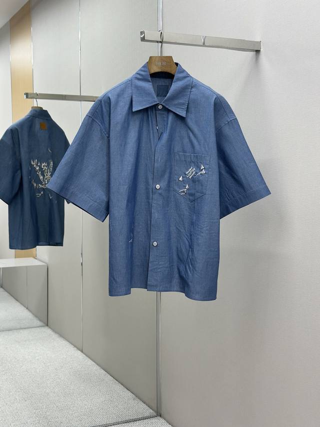Lv* 路易 25Ss新款刺绣帆船牛仔布衬衫 这款牛仔布衬衫饰以Lv Regatta 图案。胸袋饰有标志性的Marque L. Vuitton DéPoséE标