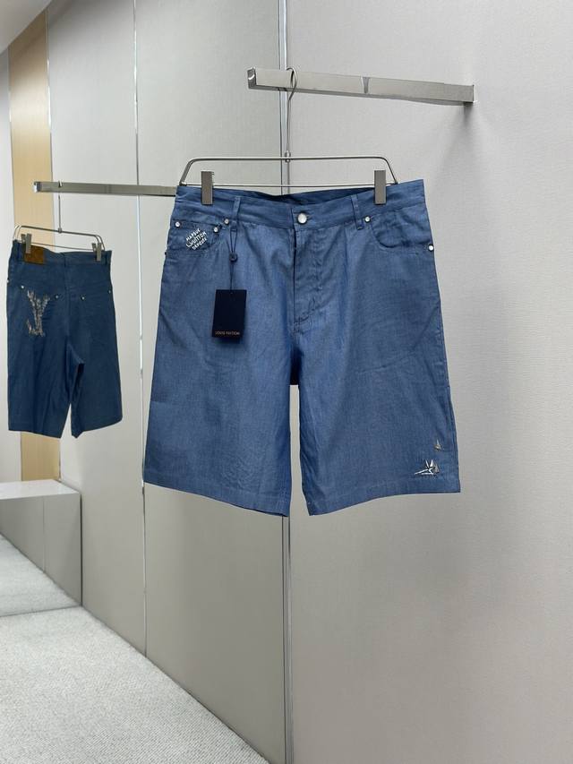 Lv* 路易 25Ss新款经典五口袋刺绣帆船牛仔布短裤 这款牛仔布短裤饰以Lv Regatta 图案。胸袋饰有标志性的Marque L. Vuitton DéP