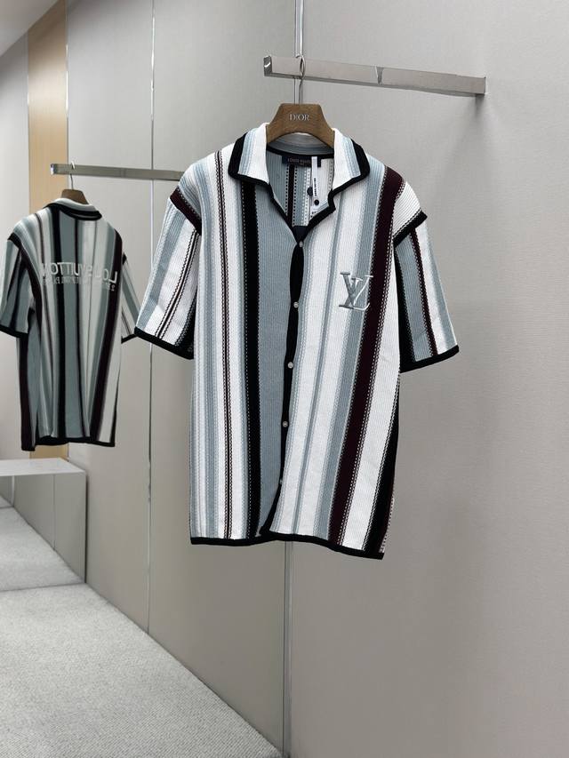 Louis Vuitton25Ss条纹钩针短袖衬衫 正品15900购入 定染32支双股精梳棉纱 采用进口德国 Stoll 7针织机 定染纱线 毛料提花 进口刺绣