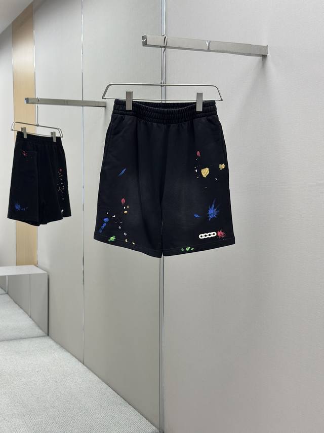 Goodbrand 做旧泼墨短裤 品牌自成立之初就以每一步都要有学习和思考的态度作为出发点，秉承着“时装就是艺术品”的观念，设计出许多优秀的潮流产品。这款短裤采