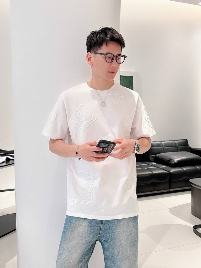 Lv25Ss春夏新款平纹针织棉布纯色圆领短Tee，男女同款链式刺绣老花图案宽松休闲短袖T恤衫！贸易公司渠道稀出，同步官网发售！本款T恤以链式刺绣勾勒全幅经典图案