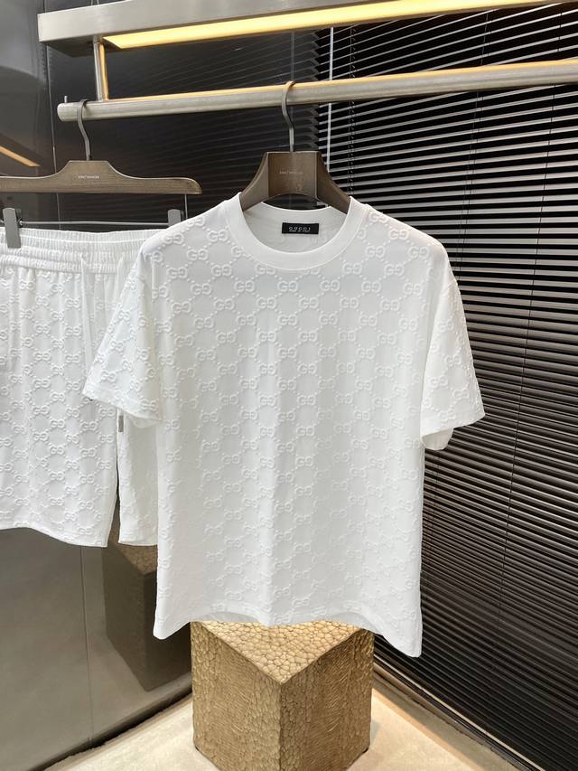 一套不拆卖P： Gucci 古驰 重磅推荐！2025春季新品 十足腔调 上身非常的赞 超有型 绝对是吸引回头率的利器！时尚潮流套装。采用进口丝光棉面料，舒适度好