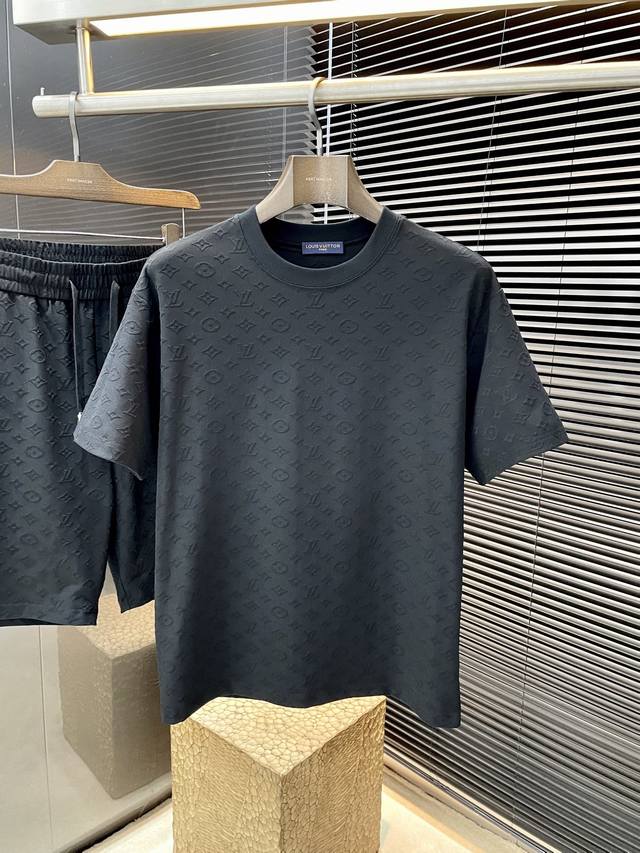 一套不拆卖P： Louis Vuitton 路易威登 重磅推荐！2025春季新品 十足腔调 上身非常的赞 超有型 绝对是吸引回头率的利器！时尚潮流套装。采用进口