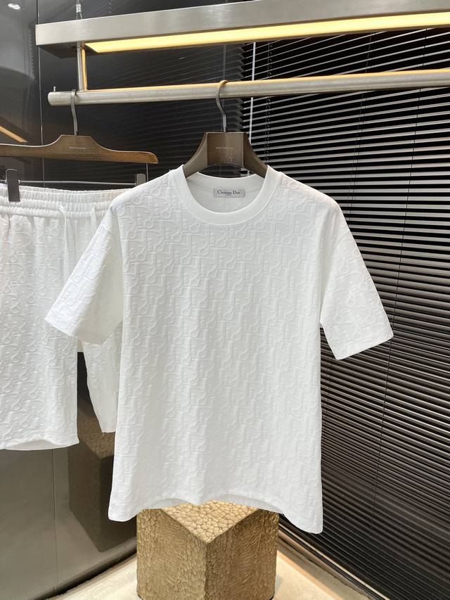 一套不拆卖P： Dior- 迪奥 重磅推荐！2025春季新品 十足腔调 上身非常的赞 超有型 绝对是吸引回头率的利器！时尚潮流套装。采用进口丝光棉面料，舒适度好