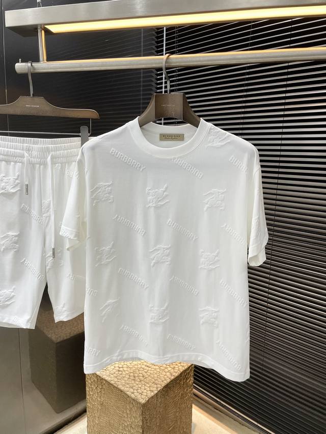 一套不拆卖P： Burberry- 巴宝莉 重磅推荐！2025春季新品 十足腔调 上身非常的赞 超有型 绝对是吸引回头率的利器！时尚潮流套装。采用进口丝光棉面料