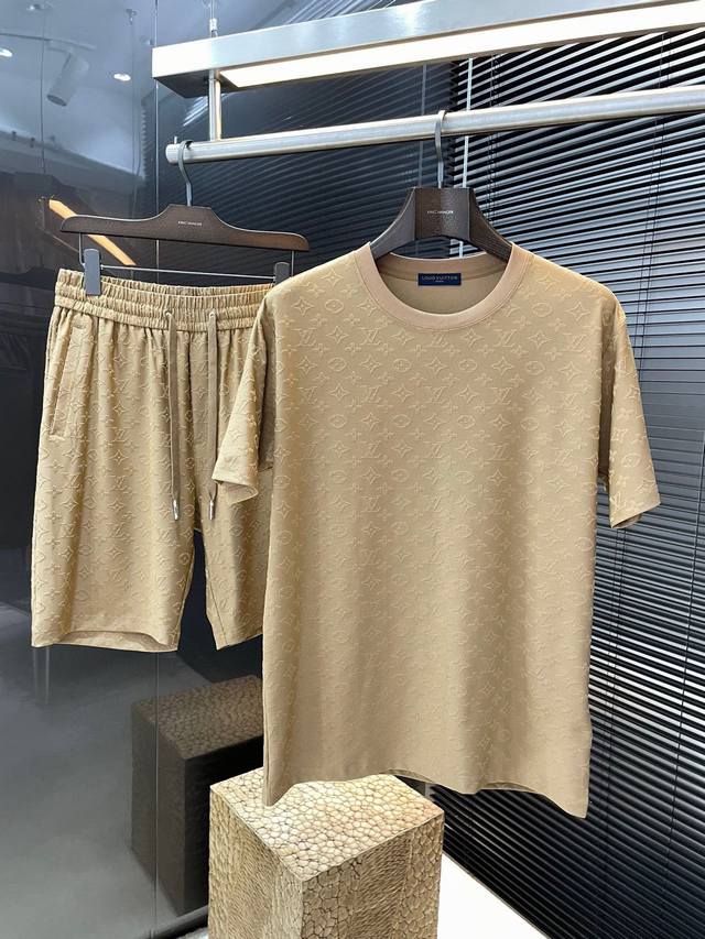 一套不拆卖 Louis Vuitton 路易威登 重磅推荐！2025春夏季新品 十足腔调 上身非常的赞 超有型 绝对是吸引回头率的利器！时尚潮流套装。采用进口丝