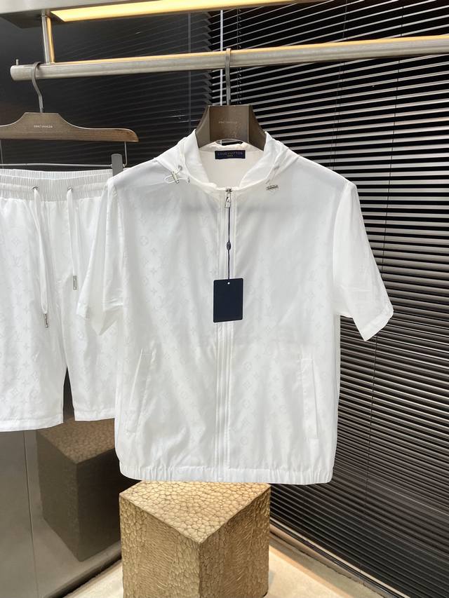 一套不拆卖 Louis Vuitton 路易威登 重磅推荐！2025春夏新品 十足腔调 上身非常的赞 超有型 绝对是吸引回头率的利器！时尚潮流套装。采用进口聚脂