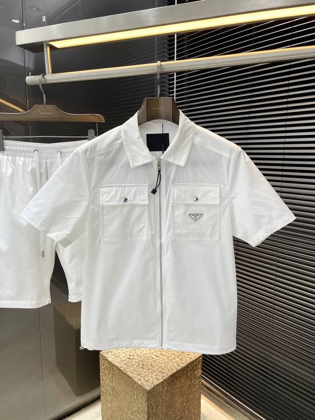 一套不拆卖 Prada- 普拉达 重磅推荐！2025春夏新品 十足腔调 上身非常的赞 超有型 绝对是吸引回头率的利器！时尚潮流套装。采用进口聚脂纤维面料，舒适度