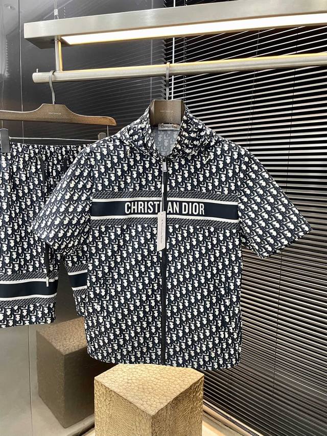 一套不拆卖 Dior- 迪奥 重磅推荐！2025春夏新品 十足腔调 上身非常的赞 超有型 绝对是吸引回头率的利器！时尚潮流套装。采用进口聚脂纤维面料，舒适度好，