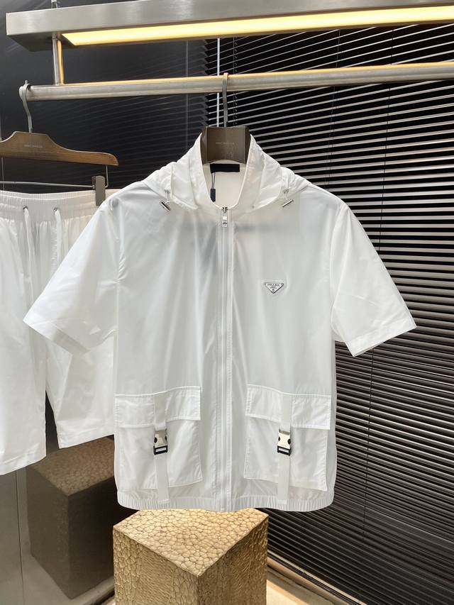 一套不拆卖 Prada- 普拉达 重磅推荐！2025春季新品 十足腔调 上身非常的赞 超有型 绝对是吸引回头率的利器！时尚潮流套装。采用进口聚脂纤维面料，舒适度