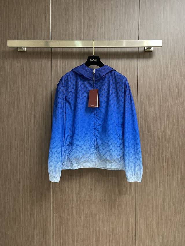Gucci 2025Ss早秋新款连帽拉链外套，品牌呈现多款渐变色配色，凸显面料质感和颇具辨识度的Gg图案。这款可折叠连帽夹克采用渐变蓝科技聚酯纤维府绸面料打造，