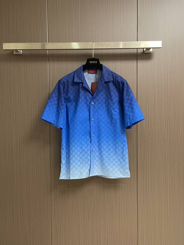 上衣 短裤270 Gucci 2025Ss春夏新款短袖衬衫短裤套装，品牌臻心诚献多款渐变色配色，意在凸显面料质感和颇具辨识度的Gg图案。这款保龄球衫以渐变蓝色棉