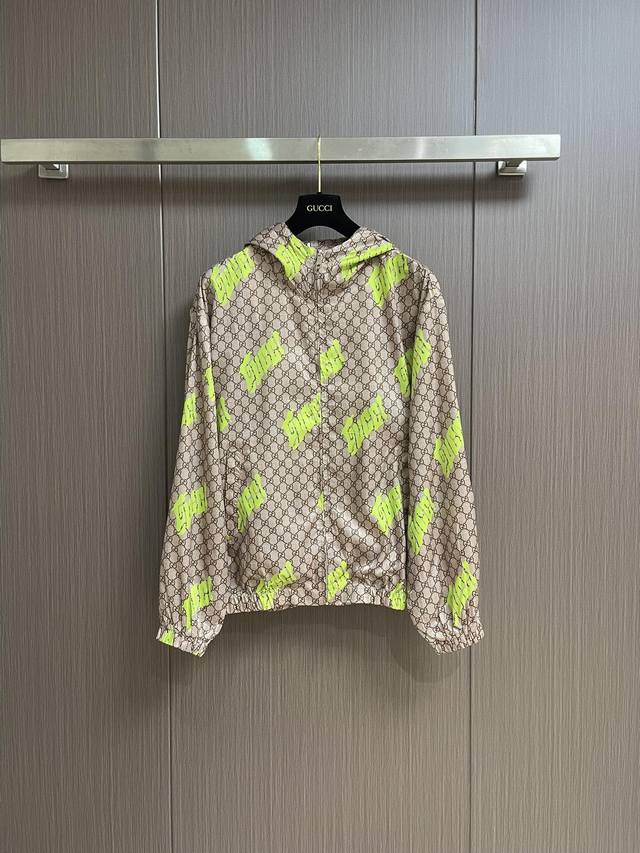 外套 短裤290 Gucci 2025Ss早秋新款连帽拉链外套短裤套装，中国艺术家Currynew Xiang Zhang 挥洒创意巧思，将全新品牌标识融入男士