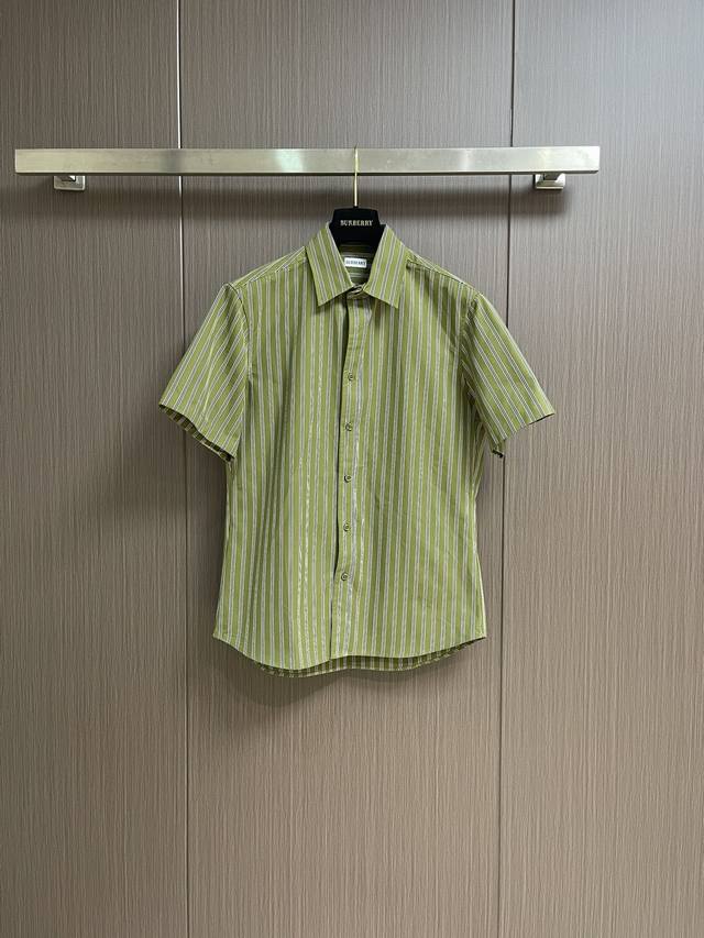 Burberry 2025Ss春夏新款条纹短袖衬衫，客供面料采用100％棉，配上同色系的贝壳纽扣让更具质感。Vintage小条纹棉质面料，整件非常损耗面料！上身