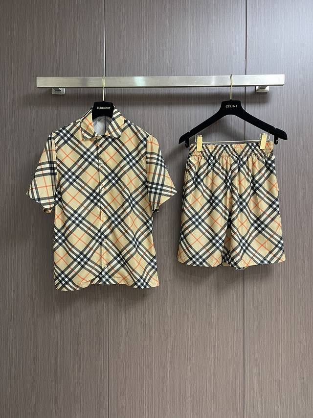 上衣 短裤270 Burberry 2025Ss新款经典斜格纹短袖衬衫短裤套装，意大利精纺面料，搭配珍珠母贝，是一种生活，海洋中的软体动物，它们具有硬壳，这硬壳