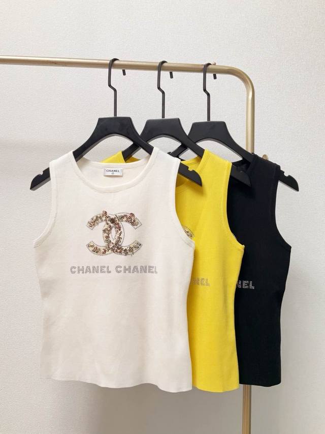 顶级原单配包装Chane*33260夏季新款 高级感重工双C珠片刺绣字母Logo烫钻时尚百搭气质修身圆领针织无袖背心！3色3码Sml
