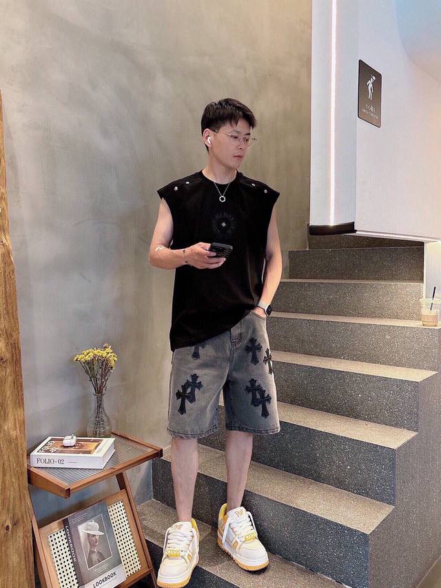 裤子 衣服 克罗心、Bearltongs 高定款 新品短袖背心。帅气时尚，胸前 贴布秀，刺绣 图案Logo，简约百搭款。面料棉 不仅挺括，保持潮流的廓形，又穿着