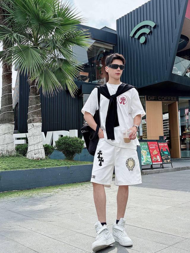 衣服 裤子 克罗心 春夏新款首发专柜最新款短袖圆领T恤 高端订制 设计前卫时尚！品牌Logo重工艺设计刺绣。高端定制新疆棉 手感柔软.穿着舒适.专柜级别精致车线