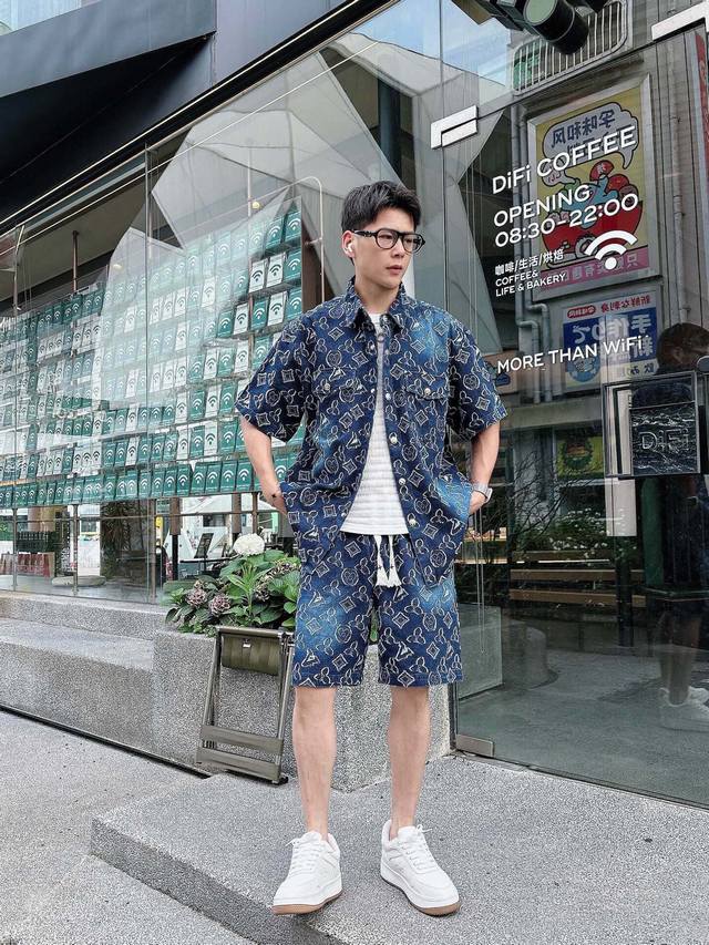 衣服 裤子 驴家新款 提花满印 立体贴布Logo套装。全衣采用定织重磅牛仔面料，独立五金开模成衣重工水洗，耐水性强耐磨性佳印刷暗花字母立体整体效果好。整体洗水后