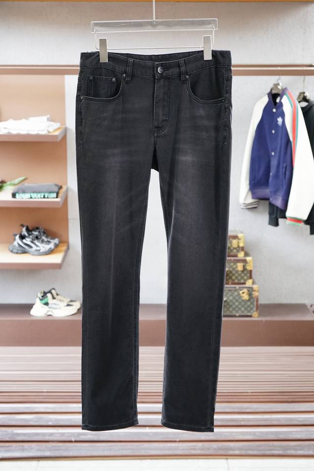 Gucci 古奇 25年简约高端轻奢范经典修身小直筒版型裁剪设计男士通勤百搭商务牛仔裤！简约不简单.象征着舒适、优雅！！十足腔调.超有型，简洁舒适！手感温和、触