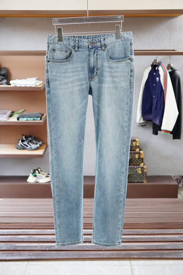 范思哲 Versace，25年简约高端轻奢范经典修身小直筒版型裁剪设计男士通勤百搭商务牛仔裤！简约不简单.象征着舒适、优雅！！十足腔调.超有型，简洁舒适！手感温