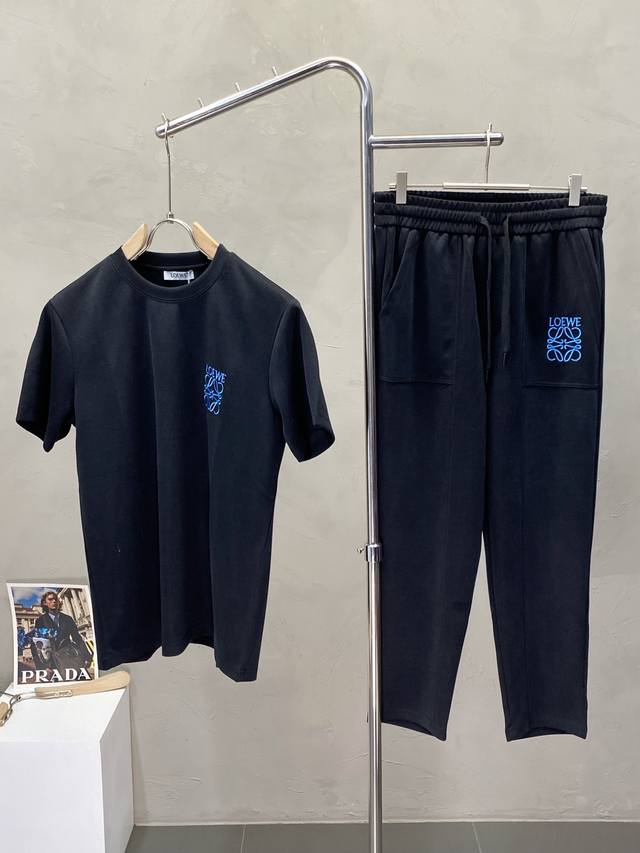 短袖 、裤子 。Loewe罗意威独家专供春夏新款专柜同款套装，透气舒适休闲！高级感满满！细节精致高档，做工无可挑剔！原版高端面料很显高级！面料柔软细腻舒适 吸湿