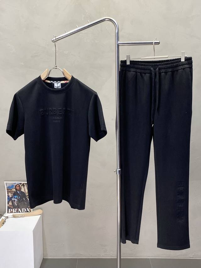 短袖 、裤子 。Burberry巴宝莉独家专供春夏新款专柜同款套装，透气舒适休闲！高级感满满！细节精致高档，做工无可挑剔！原版高端面料很显高级！面料柔软细腻舒适