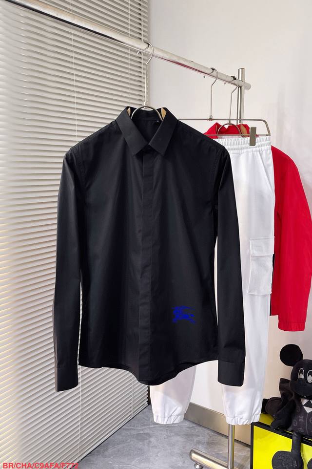 Brbrburberry2025最新款男士长袖休闲衬衫出货！官网同款！专柜在售！ 长袖衬衫，选用厚质棉府绸面料打造，点缀马术骑士徽标 Ekd 印花 原版定织面料