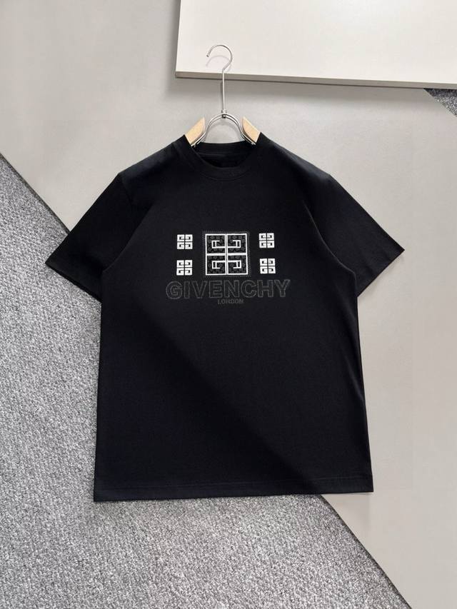 Givenchy纪梵希 60Ss新款经典印花短袖，明星穿搭款，采用双纱纯棉280G，印花工艺，面料颜色定制定染，不缩水不退色。手感舒服，质感超强潮男潮女必备经典