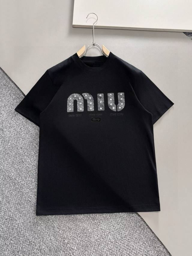 Miu Miu 60Ss新款经典印花短袖，明星穿搭款，采用双纱纯棉280G，印花工艺，面料颜色定制定染，不缩水不退色。手感舒服，质感超强潮男潮女必备经典落肩阔版