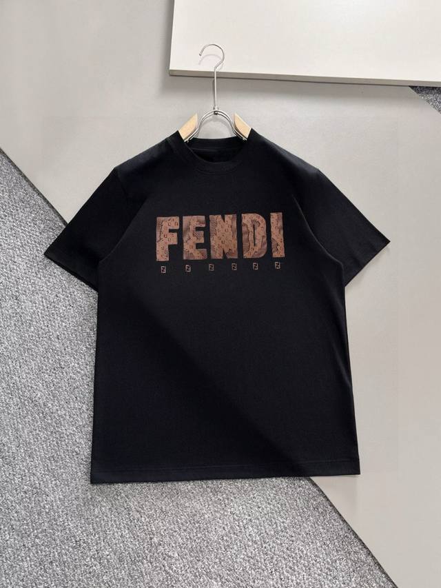 Fendi芬迪 60Ss新款经典印花短袖，明星穿搭款，采用双纱纯棉280G，印花工艺，面料颜色定制定染，不缩水不退色。手感舒服，质感超强潮男潮女必备经典落肩阔版