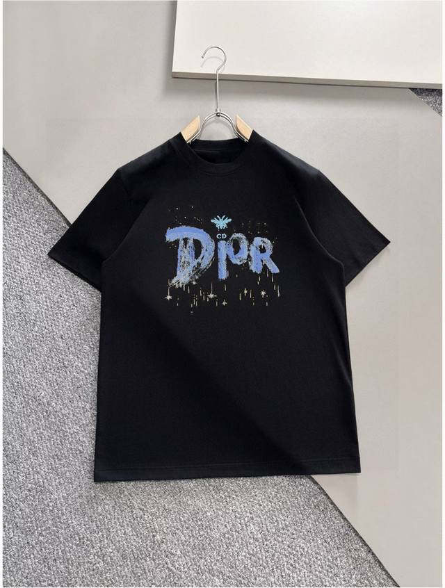 Dior迪奥 60Ss新款经典印花短袖，明星穿搭款，采用双纱纯棉280G，印花工艺，面料颜色定制定染，不缩水不退色。手感舒服，质感超强潮男潮女必备经典落肩阔版型