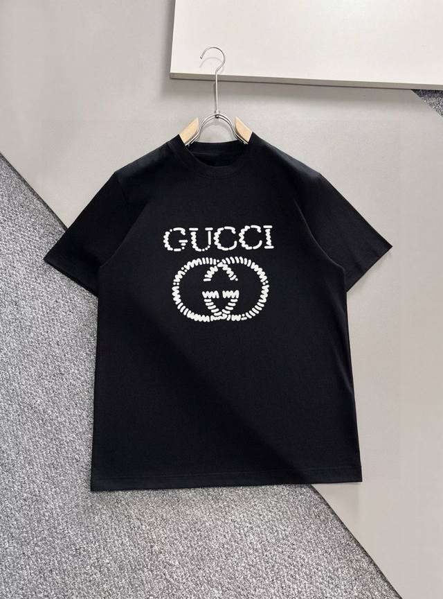 Gucci古驰 60Ss新款经典印花短袖，明星穿搭款，采用双纱纯棉280G，印花工艺，面料颜色定制定染，不缩水不退色。手感舒服，质感超强潮男潮女必备经典落肩阔版