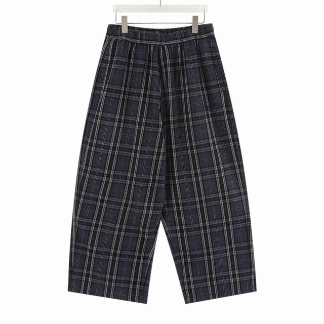 Balenciaga 巴黎世家 格纹长裤 通过传统运动服的版型加大凸显Blcg设计语言 ，呈现集功能性与美学为一体的标志性廓形服饰，小Logo百搭。缝纫机针采用