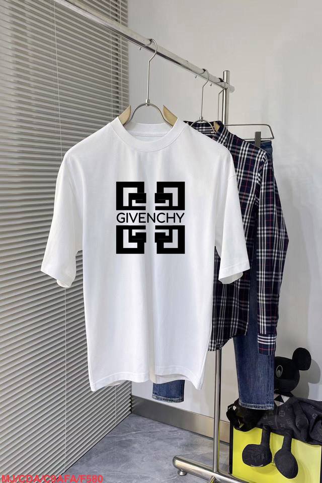 纪梵希 2025Ss 春夏新款圆领T恤，时尚休闲爆款，特供定制棉质面料～ 非常适合春夏天单穿秋冬季节打底，胸前彩色印花图案，独特设计风格，潮流必备单品，三标齐全