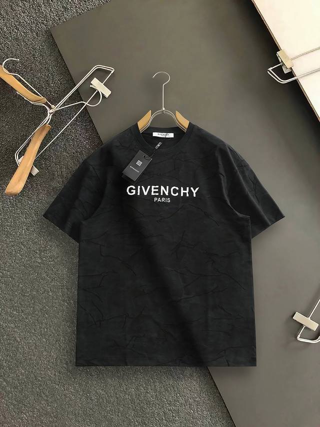 Giv* 25短袖圆领T恤衫 材质讲究的同时 整体的设计颇具时尚感 胸前经典字母设计 面料采用客供定制面料，甄选上等原料！亲肤挺滑手感，上身挺括有型！舒适性与透