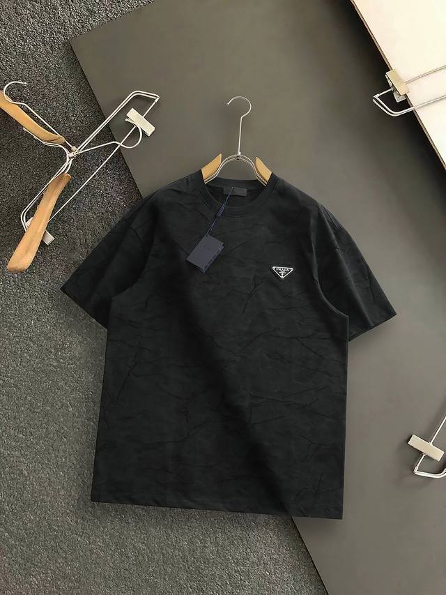 Pra* 25短袖圆领T恤衫 材质讲究的同时 整体的设计颇具时尚感 胸前经典三角标设计 面料采用客供定制面料，甄选上等原料！亲肤挺滑手感，上身挺括有型！舒适性与