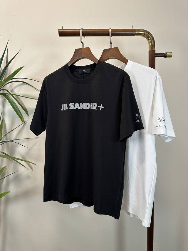 Jil Sander 2025新款 圆领 短袖 T恤 高端版本！专柜定制面料 透气舒适度高，细节无可挑剔，品牌元素设计理念，体现高品质。手感细腻柔软！呈现休闲裁