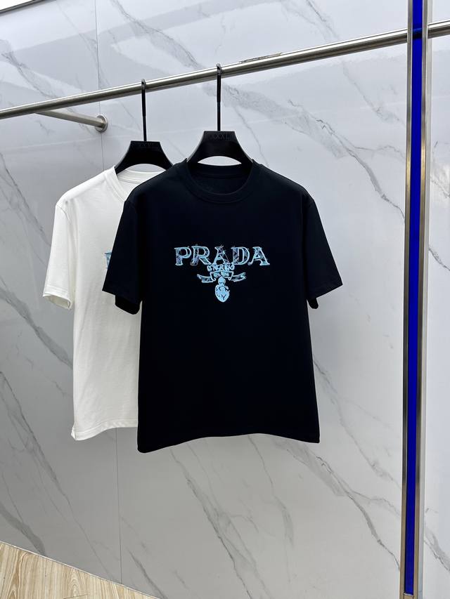 Prad*普拉达 2025Fw春夏新品圆领打底外穿T恤，立体感Logo常规半袖纯棉打底T恤，棉，手感面糯有骨感，柔而有韧性。工艺处理，韧性和抗皱性能得到大幅度提