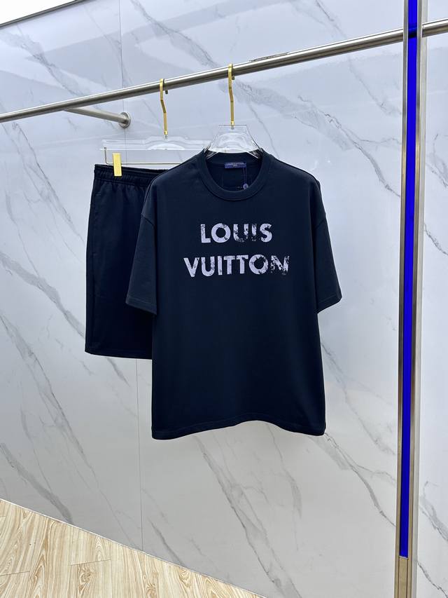 Lv*路易威登 2025春夏最新款套装，男女款 贸易公司渠道稀出，同步官网发售！基本每一季都会有它的背影所在，期待着所有潮男潮女们的演绎！此款选用客供顶级纯棉洗