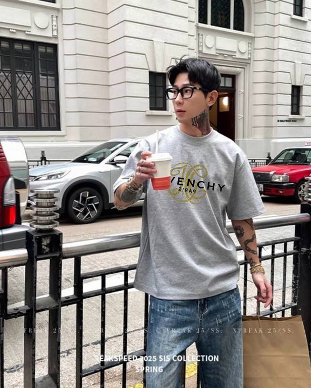 上衣 P180 裤子 Givench*纪梵希潮牌25S新款圆领Tee.男女同款～爆款必推 胸口定制字母立体硅胶印花工艺.穿插字母金色图形潮人烫画设计减龄搭配.色