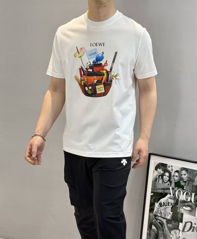 上衣 P180 裤子 漫画感。经典升级，25年必定Loew* 罗意威-25春夏新款圆领短袖......个人非常看好的一个款，其舒适度无比打Call。。。190G