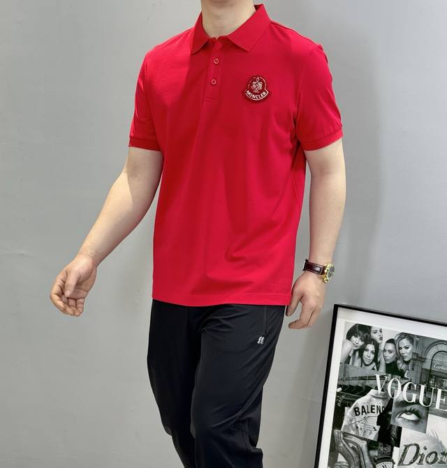 Moncle*蒙口经典Polo衫.25S新款.本款Polo衫采用丝光双珠地230克重面料打造，胸口经典小帽子3D字母绣花.本色绣花简约大方时尚！颜色：黑色.白色