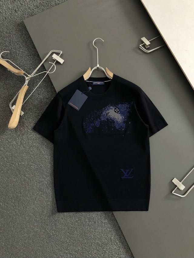L牌* 2025春夏新经典提花Logo简约百搭款领口伊力特圆领短袖，精致工艺专柜面料，顶级元素融合打造，经典短袖3标齐全，潮男时尚，无论是上身舒适度还是都是无可