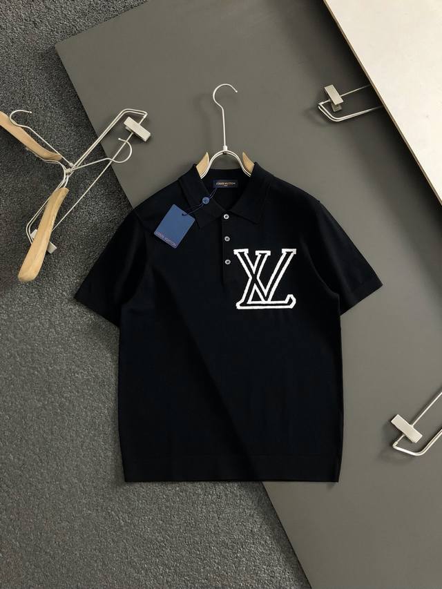 L牌* 2025春夏顶级进口私货，高端字母提花线条款伊力特短袖，纯色百搭融合提花针织短袖专柜款时尚不失奢华 品质毋庸置疑 上身效果超赞，奢华官网同款 款式 专柜