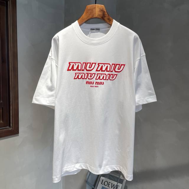 新款Miu Miu，Logo图案春夏新款短袖，采用舒适透气面料，潮流搭配，顶级的做工，高端品质！男女同款。尺码：S-2Xl