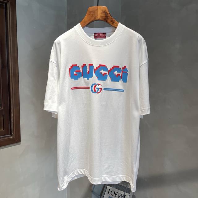 新款Gucci，Logo图案春夏新款短袖，采用舒适透气面料，潮流搭配，顶级的做工，高端品质！男女同款。尺码：S-2Xl